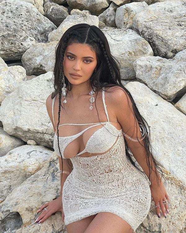 5. Kylie Jenner, son dönemde dokulu yarı transparan kıyafetleri sıkça tercih ediyor.