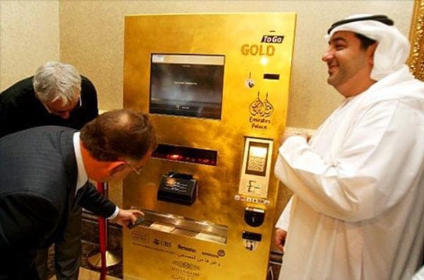 1. Dubai'de yanınızda nakit taşırken bir de altın da taşımanız gerekiyor çünkü bazı restoranlarda ödeme bu şekilde yapılıyor.