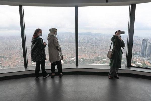 1 dakika 10 saniye süren asansör yolculuğunun ardından ziyaretçiler aynı zamanda İstanbul'un plakası da olan 34'üncü kata ulaştı. Bazıları bol bol fotoğraf çekilirken, bazı ziyaretçiler görevlilerden kule hakkında bilgi aldı.