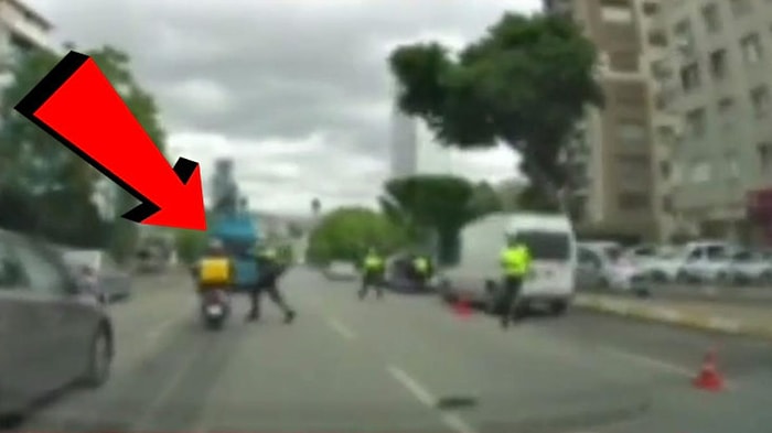 Seyir Halindeki Motosikletlinin Kaskına Vuran Polis