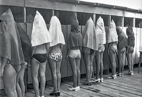 Bundan tam 50 yıl önce, ülkemizin popüler sahillerinden biri olan Moda sahilinde bir yarışma gerçekleşiyor. Konsept olarak sadece bacak dikkate alınan yarışma, bildiğiniz güzellik yarışmalarından biraz farklı.