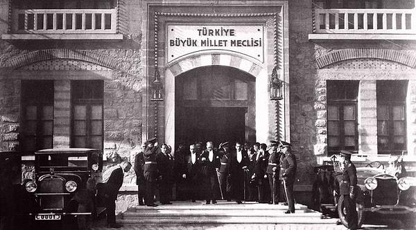 Lozan'da doğabilecek herhangi bir ikiliği önlemek adına Büyük Millet Meclisi, 1 Kasım 1922'de saltanatı kaldırır. VI. Mehmed, artık sıradan bir vatandaştır.