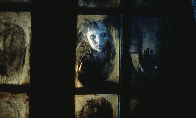 The Devil's Backbone (2001)
