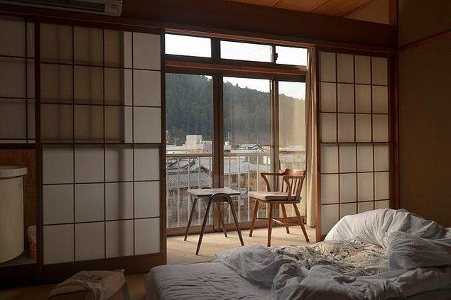 10. Nehrin yanında bulunan bir geleneksel Japon odası.