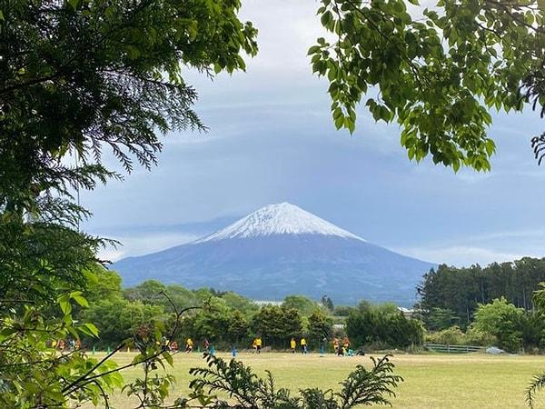 11. Her yıl iki yüz bin ila üç yüz bin arası insan Fuji Dağı'na tırmanıyor.