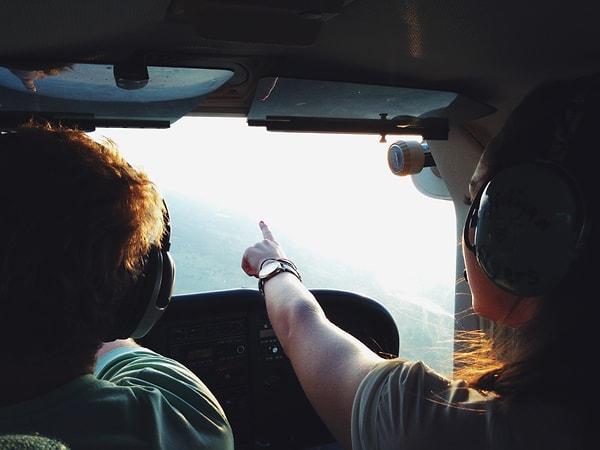 5. Pilotlar uçuş esnasında sosyal medyada fotoğraf paylaşamaz