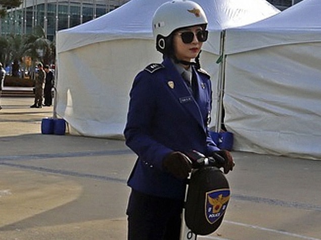15. "Kendisinin polis olduğuna inanan bir komşumuz var ve arabamızı yanlış park ettiğimize inanıp hepimize ceza yazıyor."