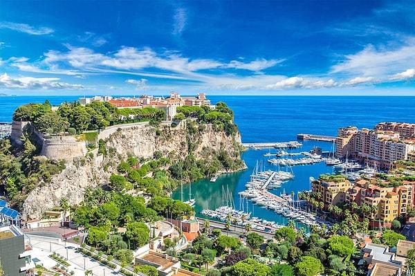 1. Monako, Fransız Rivierası'nda, egemen bir şehir devleti ve mikro devlettir. Monako'nun yalnızca bir ülkeyle sınırı vardır ki o ülkenin de Fransa olduğu biliniyor.