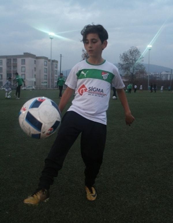 Kocaeli'nin Gölcük ilçesinde bulunan bir mahallede top oynayarak futbol hayatına başlayan Kerem Aktürkoğlu,