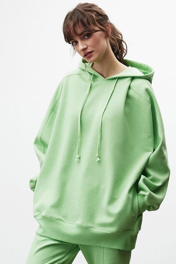 8. Yeşil sweatshirt