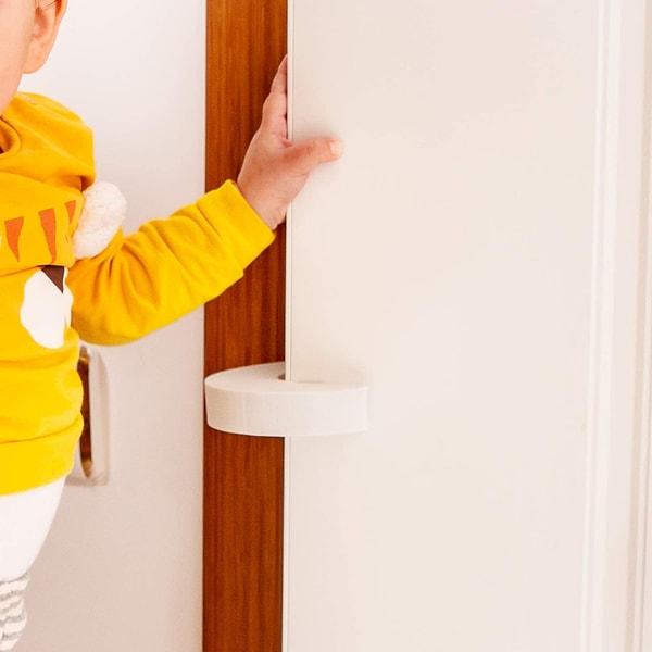 18. Bebeğinizin minik elinin kapıya sıkışmasını önleyecek son derece basit ama bir o kadar da işlevsel bir sünger parçası.