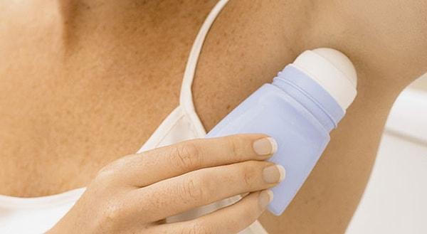 7. Yaz aylarında kasıklarınızdaki sürtünme ve pişik sorunundan rahatsız oluyorsanız, deodorant kullanabilirsiniz.