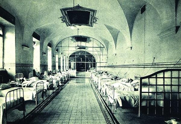 Hastaneye sığınan Yahudiler'de karantinada tutulmaları ve kesinlikle dışarıyla irtibat kurmamaları gereken çok ciddi bir hastalık çıkmıştı: K Sendromu