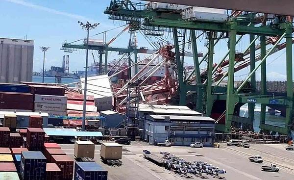 Çarpma sonucu limandaki birçok konteynerin devrildiğini belirten yetkililer, 2 mühendisin çarpmanın şiddetiyle devrilen vinçlerin enkazı altında mahsur kaldığını, Chang soyadlı 58 yaşındaki bir liman işçisinin ise kolundan yaralandığını ifade etti.