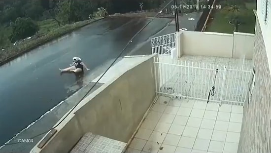 Islak Zeminde Kayıp Düşen Kadının Metrelerce Sürüklendiği Bir Garip Olay