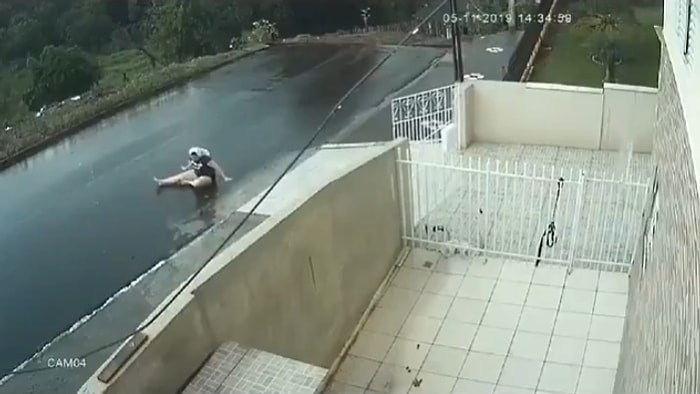 Islak Zeminde Kayıp Düşen Kadının Metrelerce Sürüklendiği Bir Garip Olay