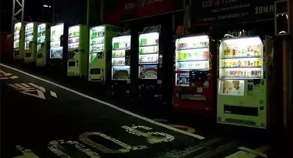 7. "Japonya'da neredeyse her köşe başında otomatlar var. Ülkede toplamda 2.7 milyon otomat varmış! Bunu ilk öğrendiğimde şoke olmuştum..."