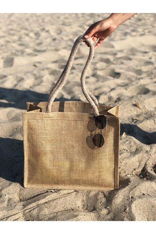 11. Hasır modası plaj çantalarına çok yakışıyor.