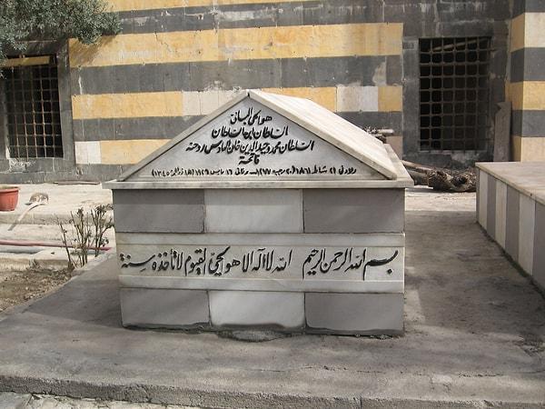 Bu arada cenazenin defnedileceği bir İslam toprağı aranır. Fransa'dan gerekli izin alınarak Şam'daki Süleymaniye Camii'ne gömülmesi kararlaştırılır.