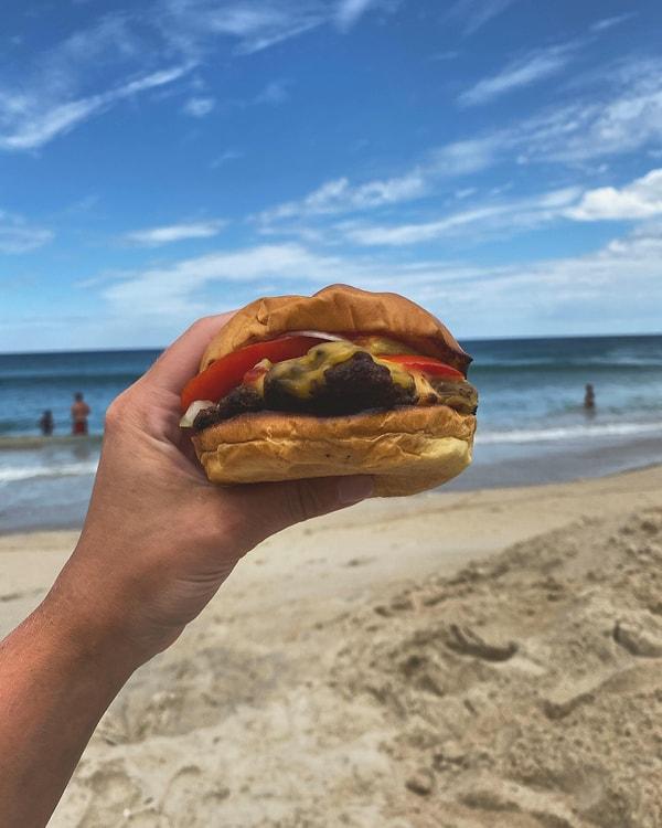 Plajda bir hamburger yemek isterseniz o da 350 TL.