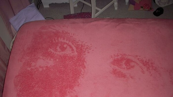 5. Использовал пальцы, чтобы нарисовать рисунок на бархате