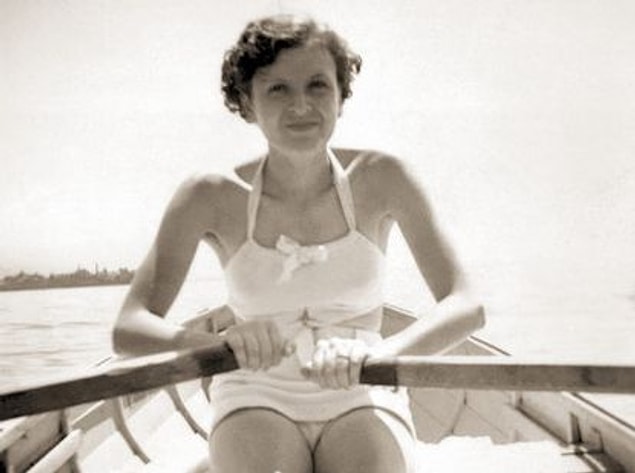 Eva aslında mutsuz olsa da Hitler'e inanılmaz derecede sadık ve bağlıydı. Hitler ise Eva'yı otoritesini sorgulamadığı ve politikadan uzak kaldığı için seviyordu.