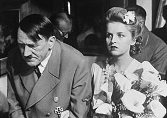 İkinci Dünya Savaşı'nın sonlarında Üçüncü Reich yıkılırken Hitler en sonunda Eva'ya istediğini verdi ve 29 Nisan 1945'te çift sivil bir tören ile evlendi.