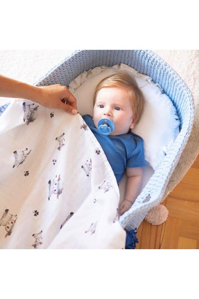 15. Bebeğiniz uyuduktan sonra üzerine örtebileceğiniz ya da misafirlikte bebeğinizi koltuğa yatırmadan önce altına serebileceğiniz yumuşacık müslin bir örtü.