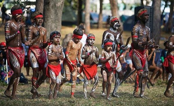 10. Dünyanın en eski kültürlerinden biri olan Aborjinlerin yaklaşık 50.000 yıldır Avustralya'da yaşadığı tahmin ediliyor.