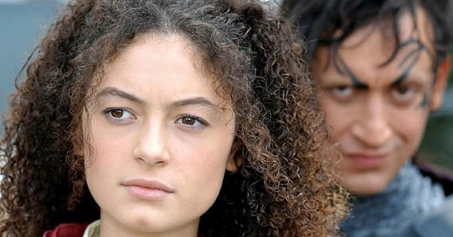 Selin, Leyla ve Nazlı'nın 'kötü' kalpli kuzeni Kıvılcım'ı hatırladınız mı peki?
