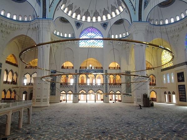 Ana camiye giden yol boyunca üç cami daha yer alan bölgedeki arsa ve mülkler, Bakanlar Kurulu tarafından 2016 yılında kamulaştırıldı.