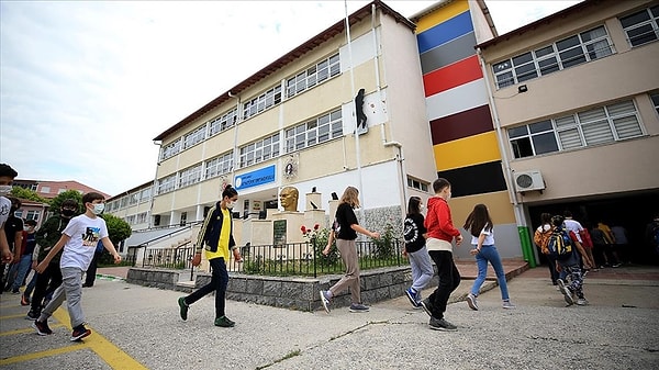 Ortaokul ve liselerde yapılacak sınavlarda tüm öğrencilere aynı sorular yöneltilecek. Sorular ‘Ölçme, Değerlendirme ve Sınav Hizmetleri Genel Müdürlüğü’ tarafından hazırlanacak.