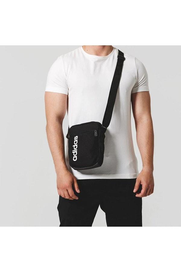 2. Cüzdan, telefon ve anahtarları cebinde taşımaktan sıkılan babalar için spor ve şık bir çanta.