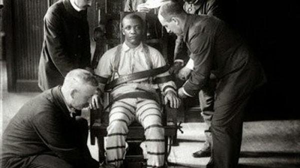 3. Elektrikli sandalyeden kurtulmayı başarmış tek insan Willie Francis adlı bir adamdır.