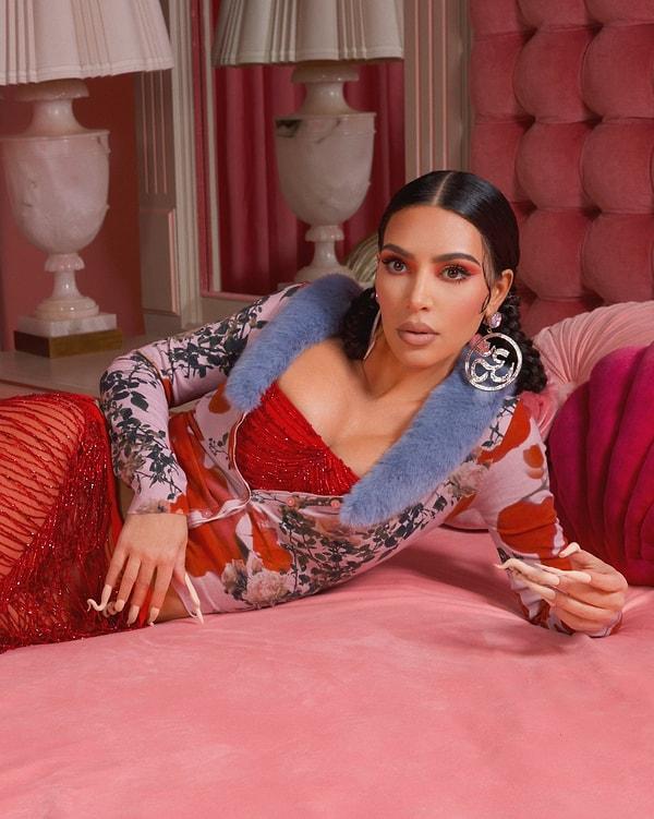 Kim Kardashian, Hinduizm'in merkezi kutsal sembolü olan Om'u içeren halka küpeler taktığı fotoğraflarını yayınladıktan sonra kültür hırsızlığı suçlamalarıyla vuruldu.