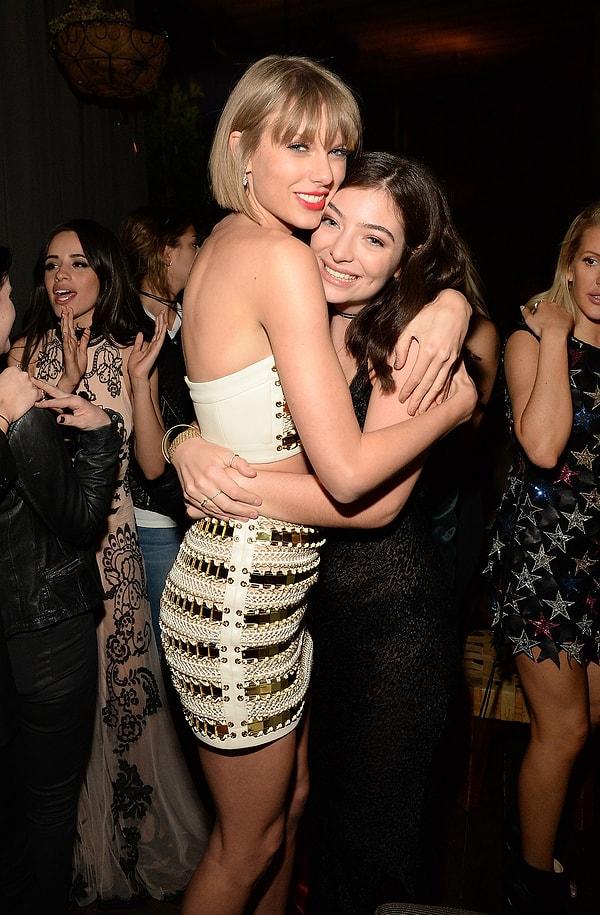 Taylor Swift'le olan yakın dostluğu da iki şarkıcının hayranlarının kaynaşmasını sağladı.