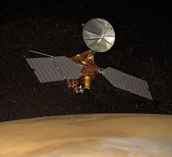 10. Günümüzde Mars, yörüngelerine oturmuş üç uzay gemisine ev sahipliği yapmaktadır: Mars Odyssey, Mars Express ve Mars Reconnaissance Orbiter.