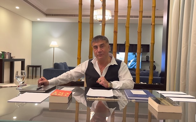 İkinci videoda ise televizyonundaki Mustafa Kemal Atatürk görseli, boynundaki Zülfikar kılıcı kolyesi, ''Kovulan Sosyalist Troçki'' kitabı ve yine üç adet zarf göze çarpıyor.