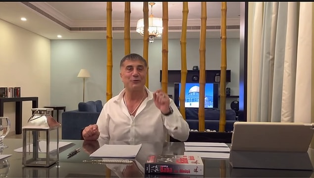 Üçüncü videoda Sedat Peker'i ''Baba'nın Dönüşü'' adlı kitapla görüyoruz. Televizyonda ise Mescid-i Aksa görüntüsü dikkat çekiyor.