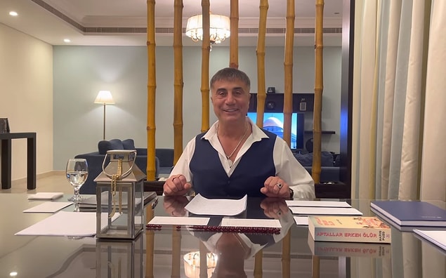 Dördüncü videosunda beş adete çıkmış zarflarını, masanın üzerindeki Zülfikar kılıcı kolyesini ve Mario Puzo'nun ''Aptallar Erken Ölür'' kitabını görüyoruz. Ayrıca alışık olduğumuz beyaz tesbihi yerini kırmızı tesbihe bırakmış.