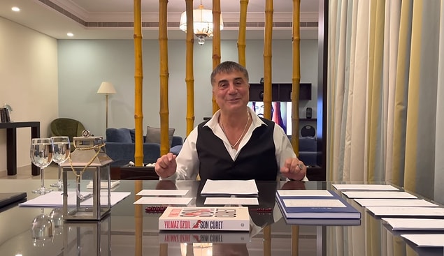 Altıncı videosunda Yılmaz Özdil'in ''Son Cüret'' kitabını, televizyondan görülen Hz. Ali görselini, mumluğun üzerinde bulunan Teşkilat'ı Mahsusa yüzüğünü ve yine Zülfikar kılıcı kolyesini görüyoruz.