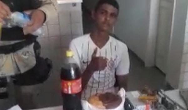 O görüntülerle birlikte verilen bilgideki iddiaya göre ise Brezilya polisi 18 yaşından küçük kişileri tutuklayamadığı için, hırsızlık şüphelisi olan gencin 18. yaş gününü kutluyor.