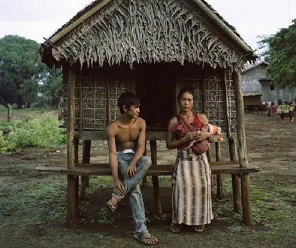 4. Kreung isimli kabilede genç kadınlar için kulüpler inşaa ediliyor.