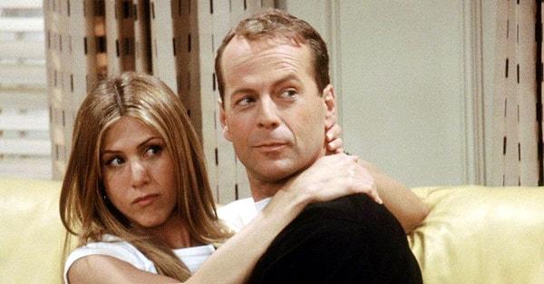 31. Bruce Willis, Matthew Perry ile girdiği bir iddiayı kaybedince Friends'in bir bölümünde ücret almadan rol aldı.