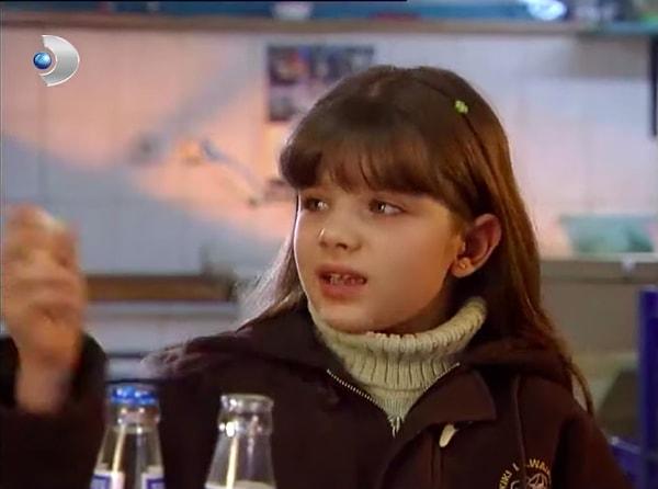5-6 yaşlarında dizide Kürşat'ın kızı Damla karakteriyle ekranlara "Merhaba" demiş. Ardından da Sihirli Annem'de izledik onu.
