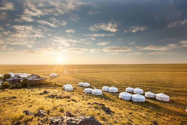9. Moğolistan'da bulunan 'Three Camel Lodge'