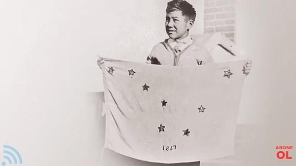 6. Alaska bayrağı 13 yaşındaki Benny Benson tarafından tasarlandı ve 1926'da resmi olarak kabul edildi.