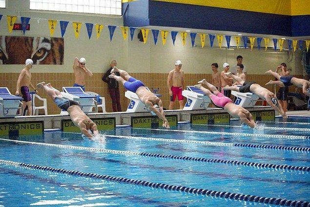 21. Okulların %90'ında jimnastik salonu, %75'inde ise yüzme havuzu vardır.