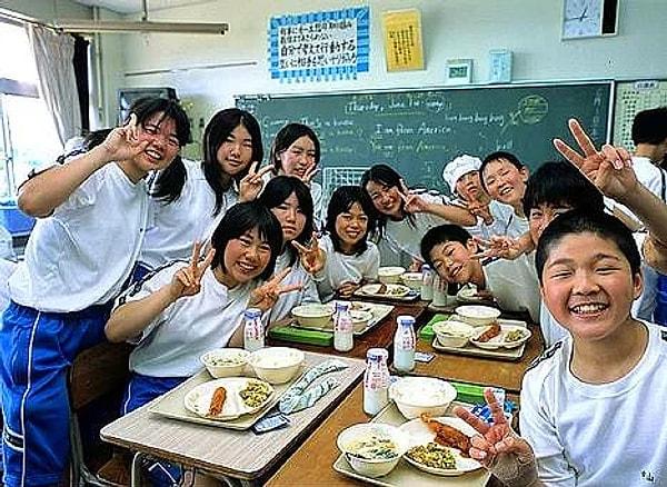 22. Öğle yemeği birlik ve beraberliğin sembolüdür, bu yüzden de öğrenci ve öğretmenler birlikte aynı yemeği yer.