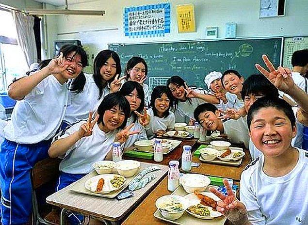 22. Öğle yemeği birlik ve beraberliğin sembolüdür, bu yüzden de öğrenci ve öğretmenler birlikte aynı yemeği yer.
